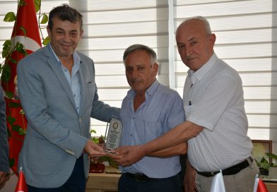 Köşk Esnaf Odası Başkanımız Mustafa ERGÜCÜ ile Köşk İlçemizin 2023 Yılı İlçe Ahisi Olan Yüksel YALÇIN’a Plaketini Takdim Ettik